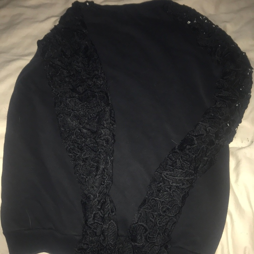 Long sleeve in black lace!